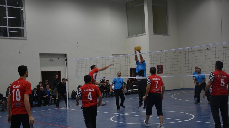 Çumra'da voleybol turnuvası sona erdi