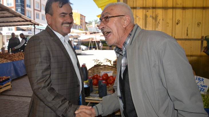 Başkan Oflaz Sebze Pazarı'nda esnaf ve vatandaşlar ile buluştu 