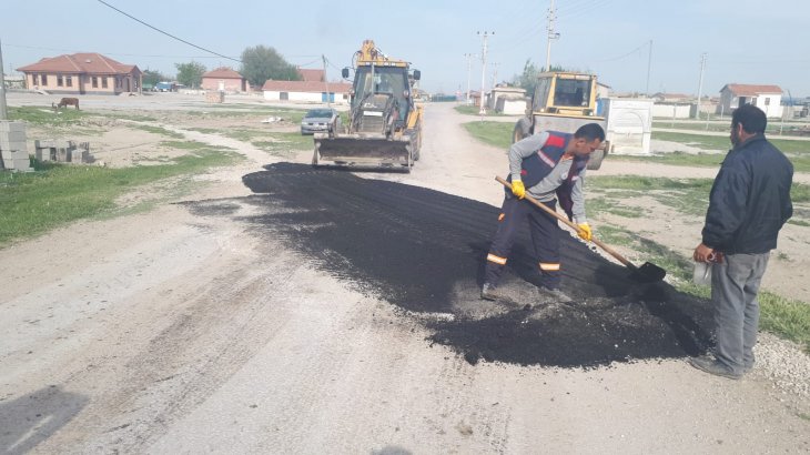 Türkmenkarahüyük - Sürgüç arası bağlantı yolda asfalt çalışması 