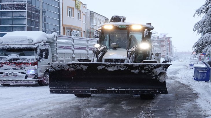 Çumra'da Belediye Ekiplerinden Yoğun Kar Mesaisi
